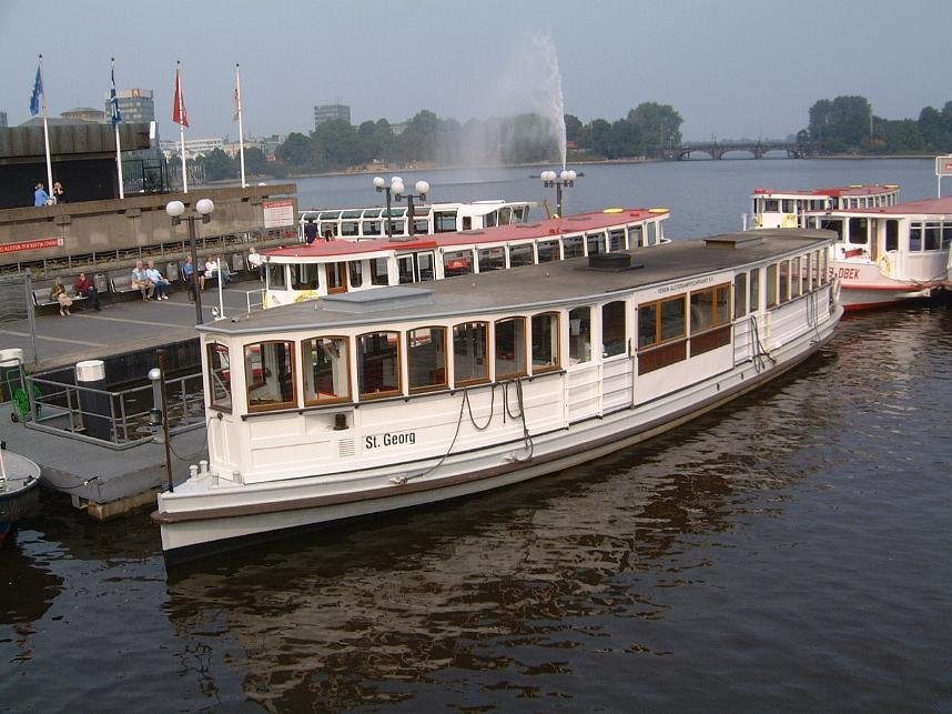 Alsterdampfer "St. Georg" am Jungfernstieg, Anleger 7; im Hintergrund die Lombardsbrücke