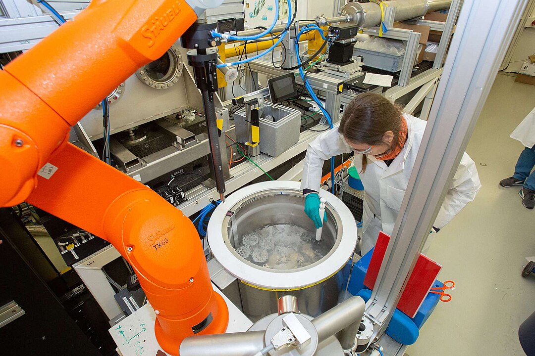 Von DESY, Marta Mayer An der Synchrotronstrahlungsquelle PETRA III bei DESY werden u. a. Experimente zur Erforschung des SARS-CoV-2-Virus durchgeführt