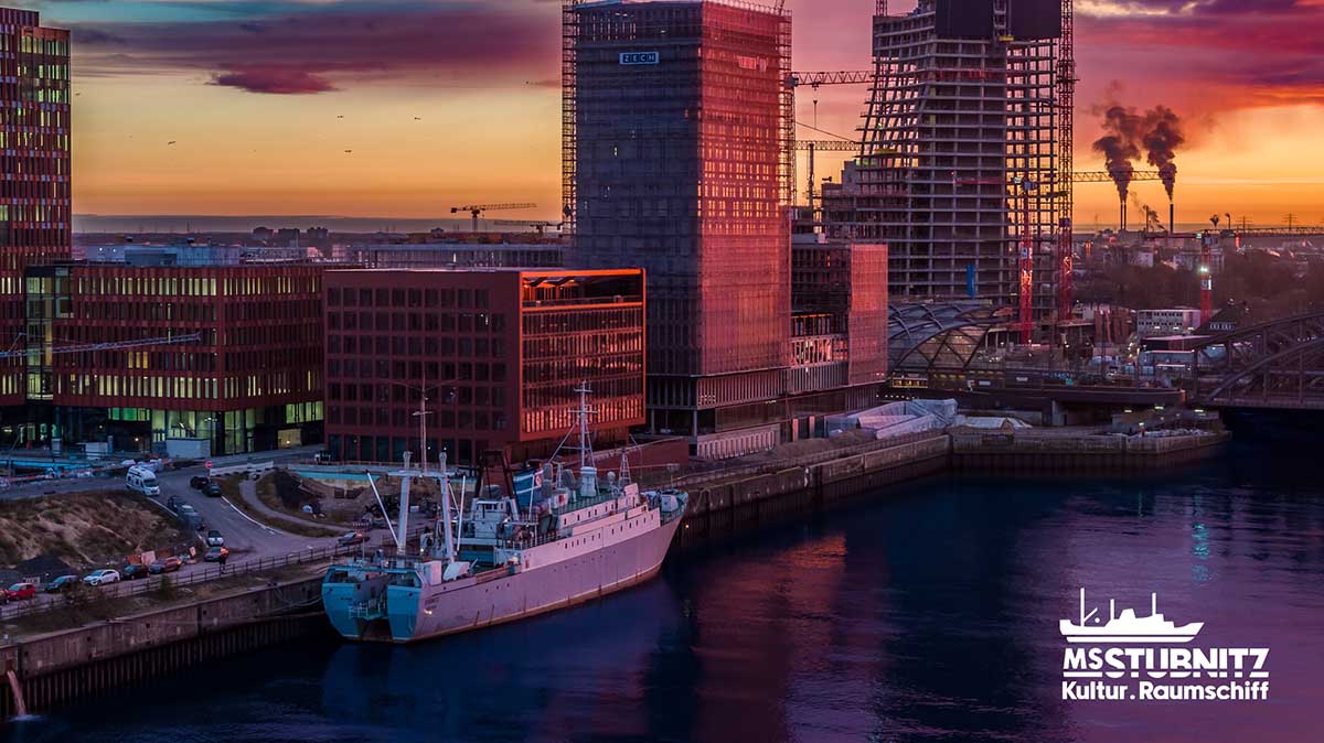 Die MS Stubnitz Kultur.Raumschiff an ihrem Liegeplatz in der Hafencity