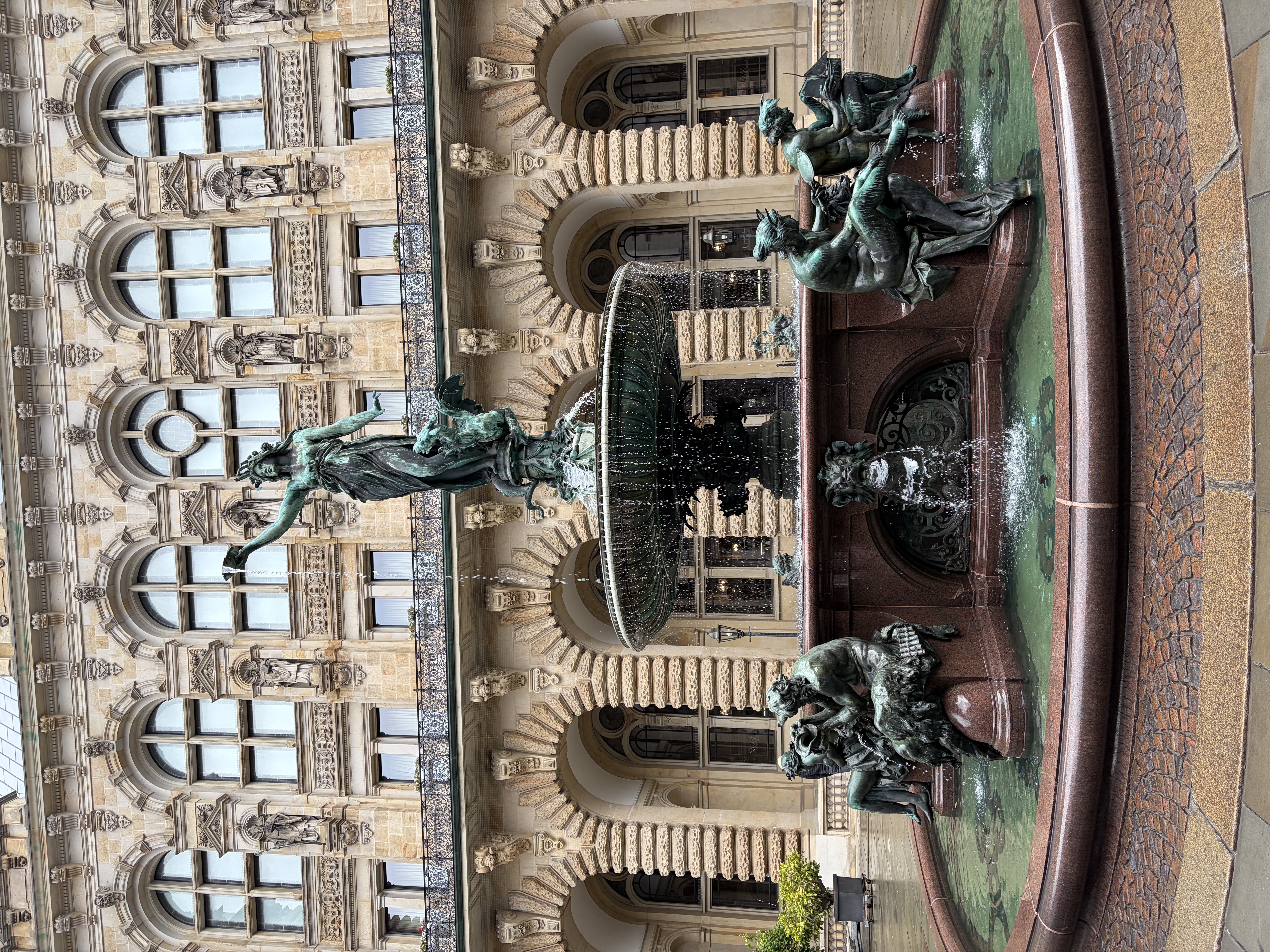 © Katja Kruse Der Brunnen im Innnenhof zwischen Rathaus und Börse
