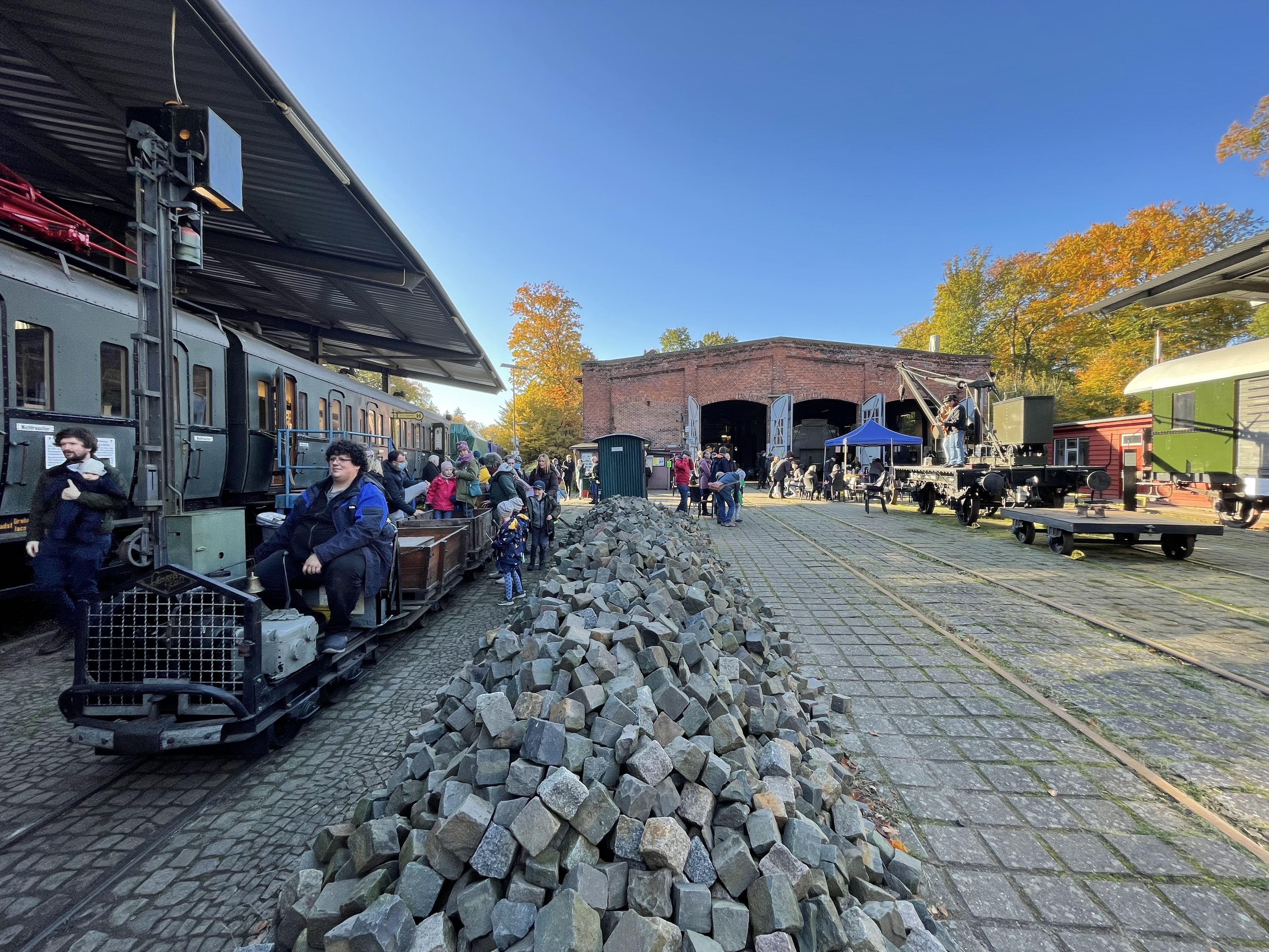 © Verein Verkehrsamateure und Museumsbahn e. V. Der Hof mit Feldbahn