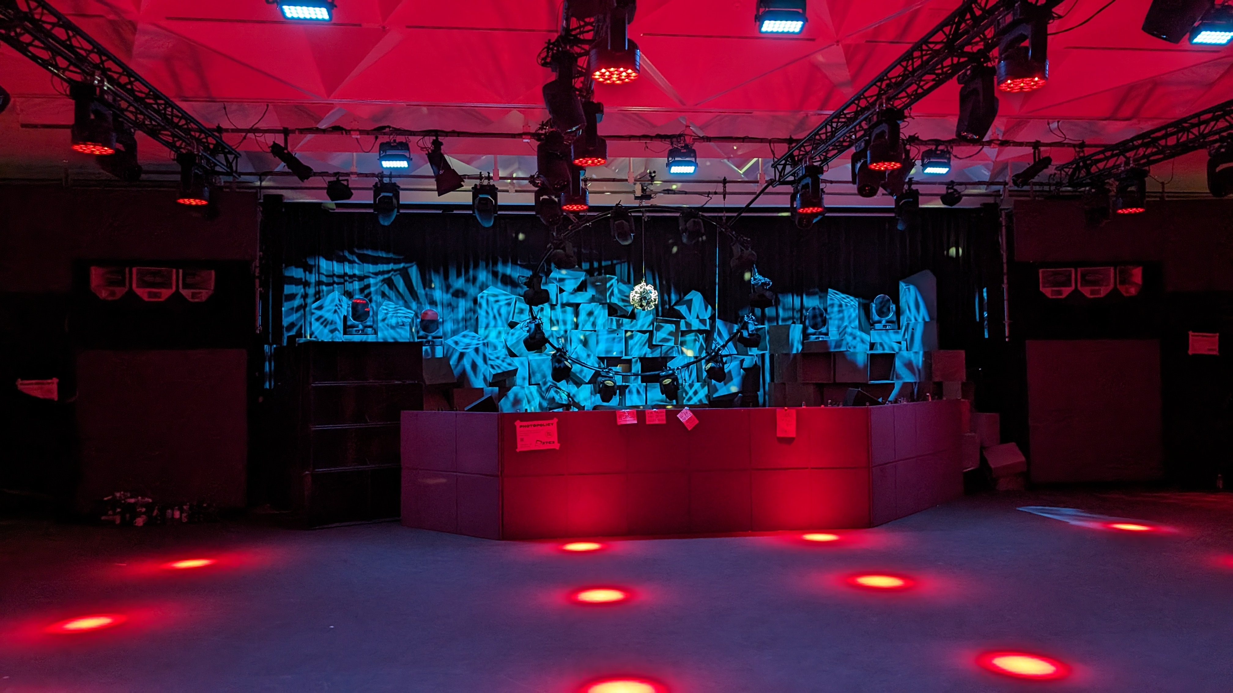 Foto DJ Spock Die Bühne der Lounge beim 37C3