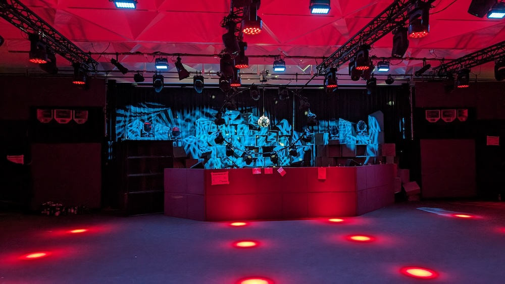 Foto DJ Spock Die Bühne der Lounge beim 37C3